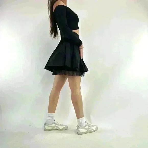 Gorgeous avant-garde multi-pleat black nylon skirt with tulle underlayer for ext - Picture 5 of 8